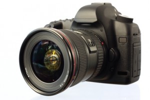 Digitale Spiegelreflexkamera mit Standardobjektiv